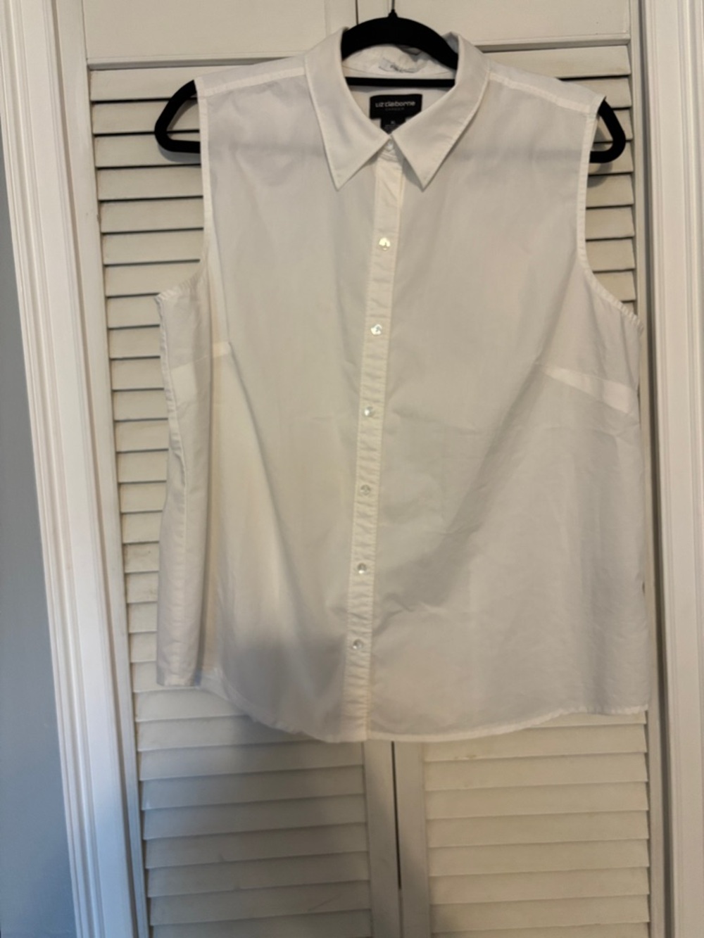 Liz Claiborne White Sleeveless Button-Down Collared Shirt